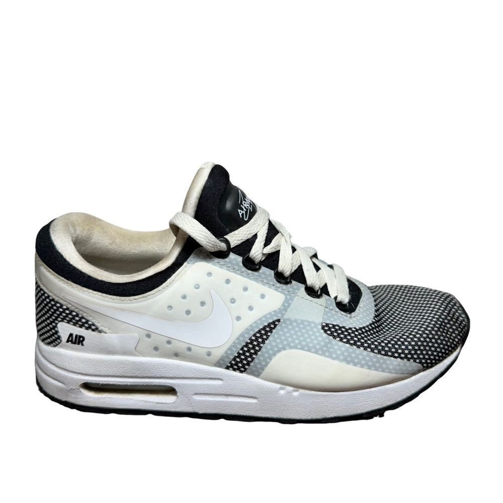 Women’s Nike air max athletic shoes size 6Y black/white